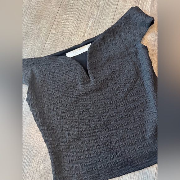 Astr Black Off-Shoulder Crop Top - Picture 6 of 9